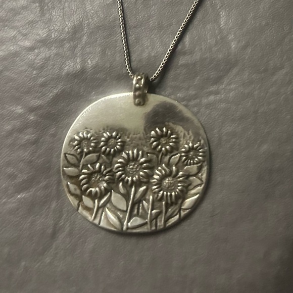 AUTHENTIC OR PAZ ( signed B )
Slightly oxidized sterling silver pendant. - Picture 1 of 12